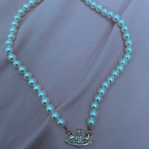 Gold pearl necklace with saturn planet charm - Picture 3 of 4